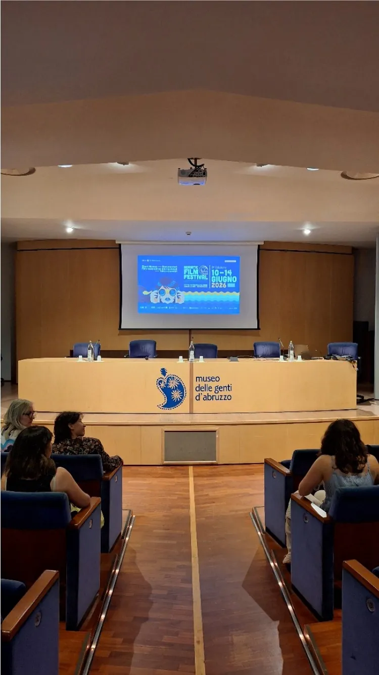 Presentazione sul palco con schermo e relatori