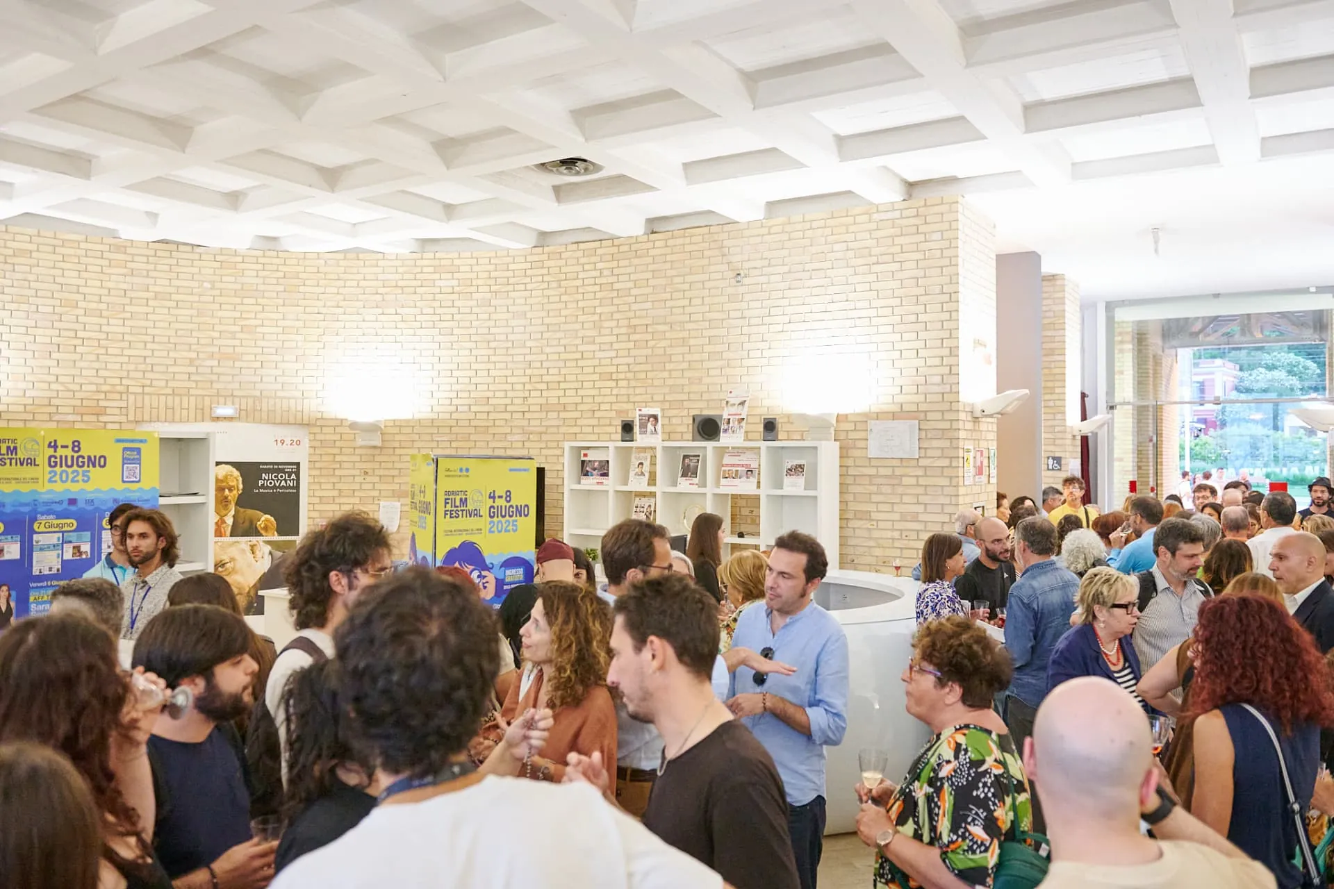 Foyer di Palazzo Sirena affollato durante il festival