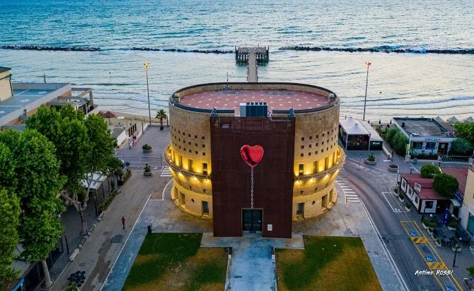 Palazzo Sirena dall'alto con il cuore rosso