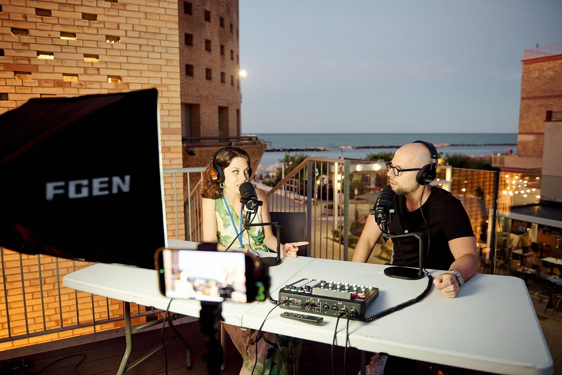 Registrazione podcast sulla terrazza durante il festival
