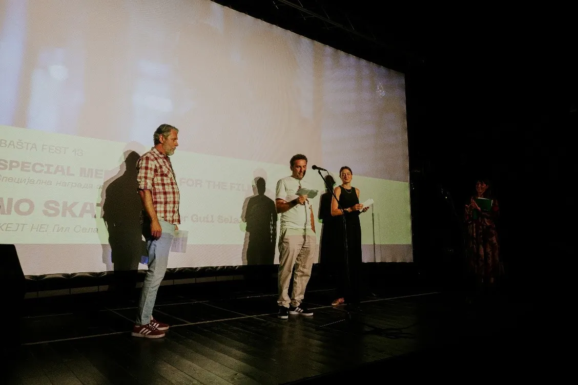 Premiazione sul palco di un festival partner