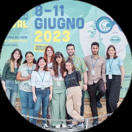 Lo staff dell'Adriatic Film Festival davanti al manifesto dell'edizione 2023