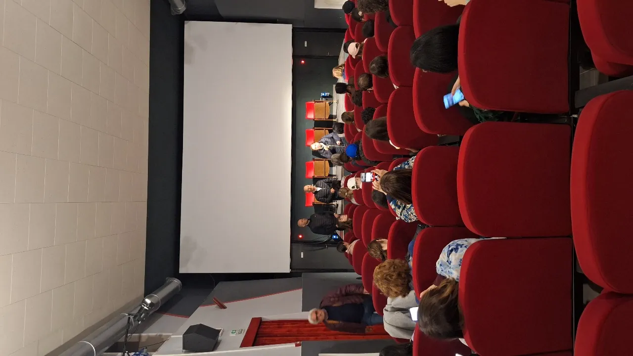 Studenti in auditorium durante una proiezione