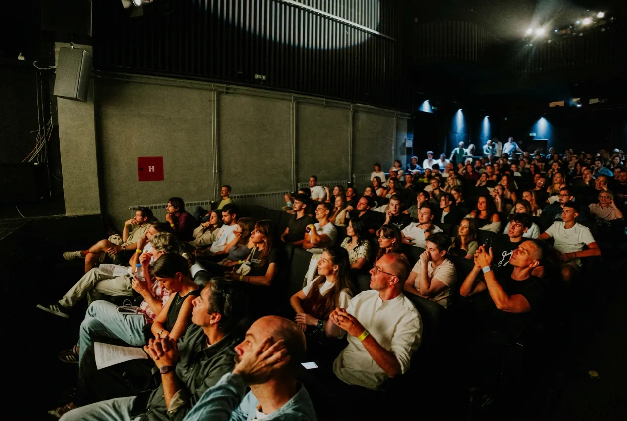 Il pubblico in sala applaude durante l'evento Balkans Beyond Borders