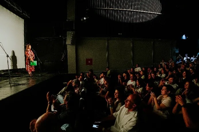 Pubblico in sala durante una presentazione al Bašta Fest
